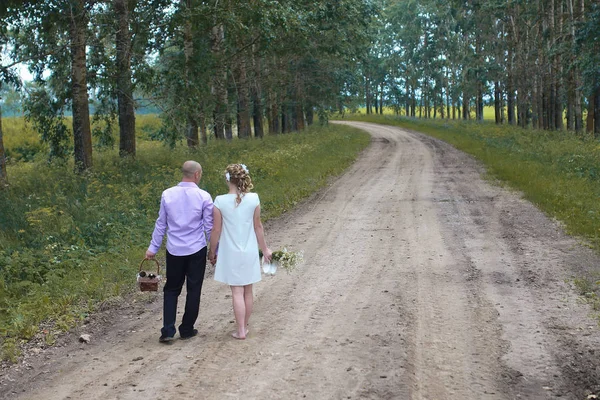 Novomanželům milenců chůze v poli podzimní den — Stock fotografie