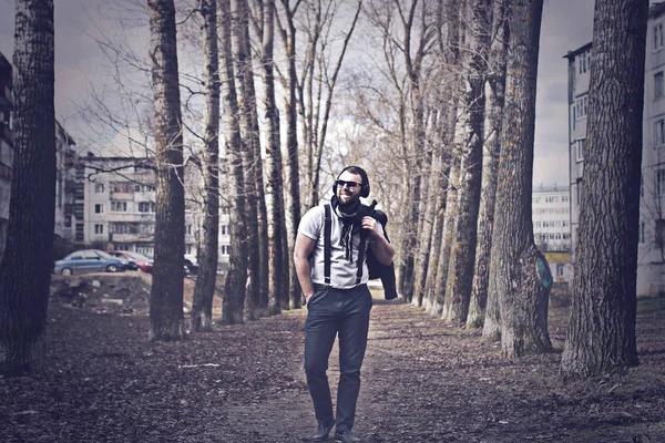 Sokaktaki yalnız adamın retro tonlu efektli fotoğrafı