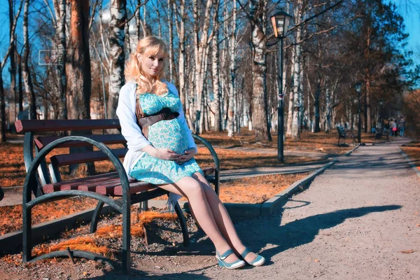 sonbahar günü yürüyüş şehir parkında hamile kadın