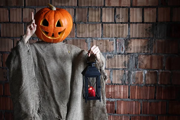 Kabak kafalı canavar. Cadılar Bayramı tabelası.