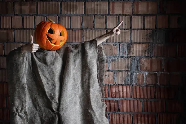 Kabak kafalı canavar. Cadılar Bayramı tabelası.