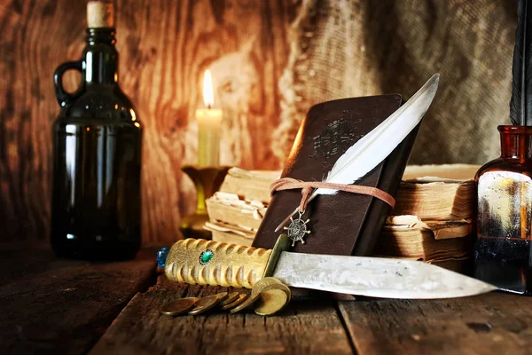 günlüğü ve tüy ile bir şişe dolusu ROM.