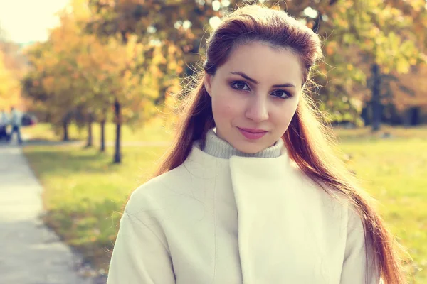 kız yalnız bir park yürüyüş Güz