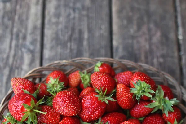 Rustik ahşap zemin üzerine çilek