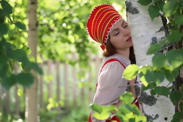 Славянин в традиционной одежде прячется за деревьями — стоковое фото