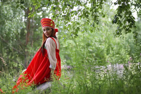 Slavo in abito tradizionale è seduto in natura — Foto Stock