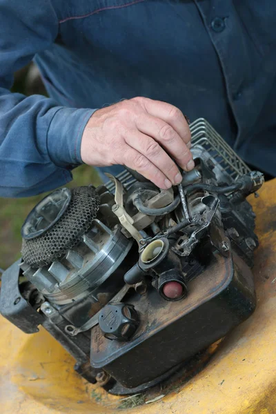 Reparación de motor cortacésped —  Fotos de Stock