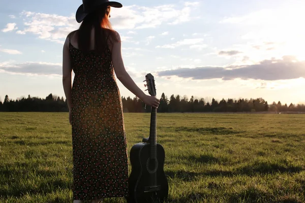 Girl outdoor field sunset texas hat — Stock Photo, Image