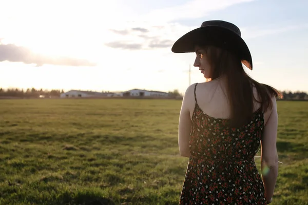 Meisje outdoor veld zonsondergang texas hoed — Stockfoto