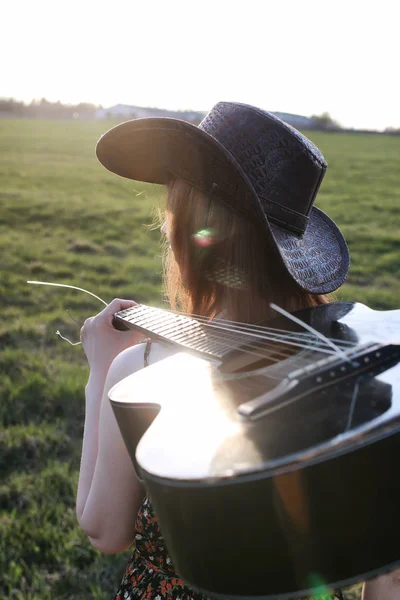 Girl outdoor field sunset texas hat — Stock Photo, Image
