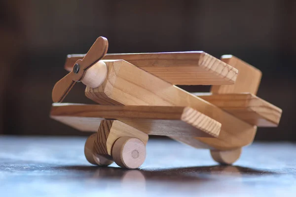 Avión de juguete de madera en la mesa —  Fotos de Stock
