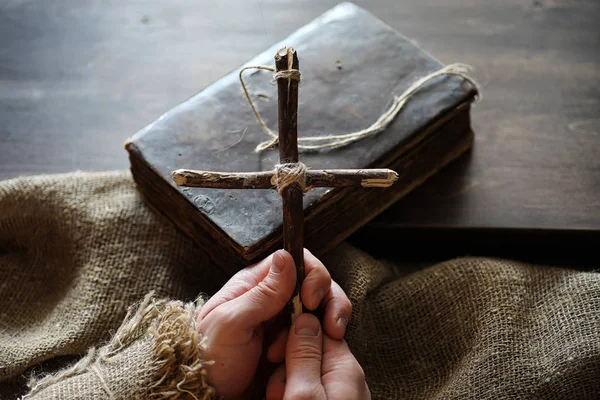 Religião Tom livro cruz serapilheira — Fotografia de Stock