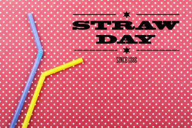 kokteyl tüpler üzerinde parlak renkli bir arka planla ile saman gün yalan.