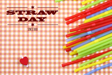 kokteyl tüpler üzerinde parlak renkli bir arka planla ile saman gün yalan.