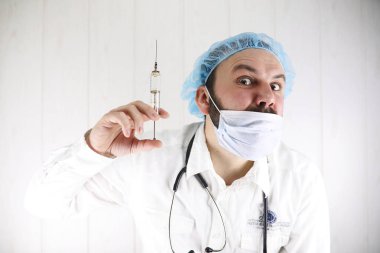 Beyaz önlük ve eski şırınga çılgın sakallı doktor