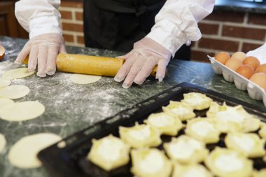 Erkek chef malzemeler kitch un ürünleri hazırlamak için kullanır