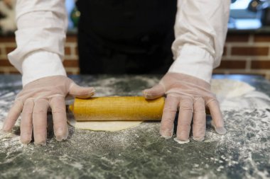 Erkek chef malzemeler kitch un ürünleri hazırlamak için kullanır