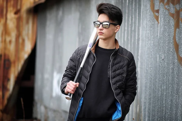 Asya genç adam kameraya poz sokakta — Stok fotoğraf