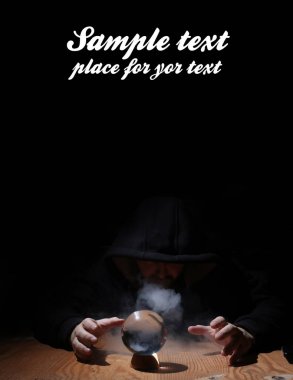 adam siyah başlıklı cristal topu ve metin için boş yer