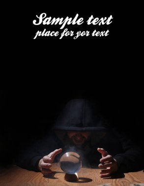 adam siyah başlıklı cristal topu ve metin için boş yer