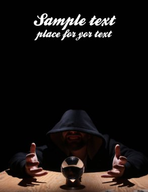 adam siyah başlıklı cristal topu ve metin için boş yer