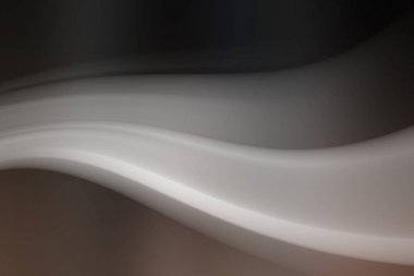 hacker bir odaya ahşap duvarlar siyah başlıklı