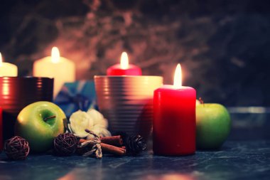 gece masa kupa ve mum