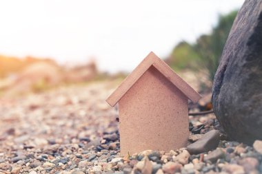 Bir ev ahşap bir rakam şeklinde