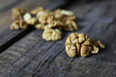 soyulmuş ceviz ahşap arka plan üzerinde