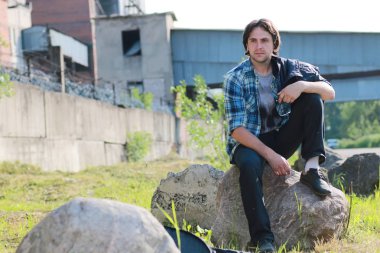 Sanayi bölgesi içinde bir sakallı