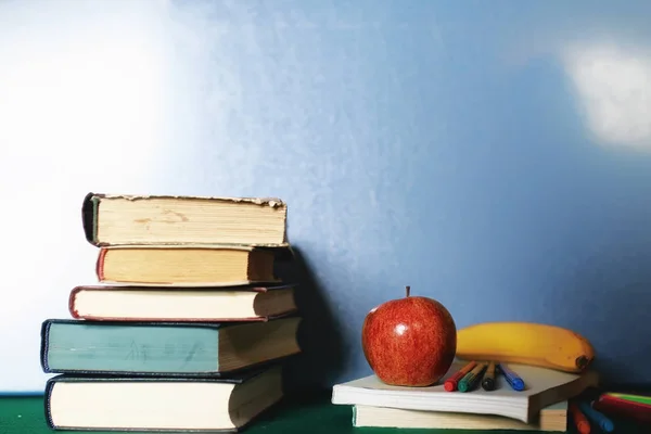 Libros de concepto de educación pila, manzana y pluma —  Fotos de Stock