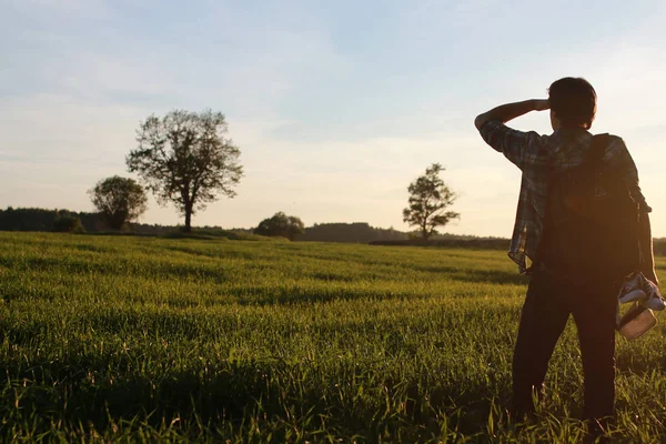 Man in casual kleding is een reiziger in de open ruimten — Stockfoto