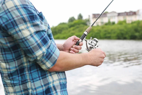 Un hombre con barba está pescando en el río — Foto de Stock