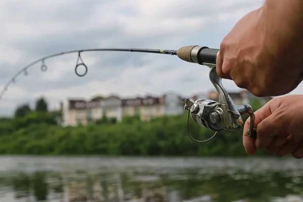 Un hombre con barba está pescando en el río — Foto de Stock