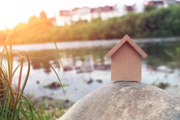 Bir ev ahşap bir rakam şeklinde