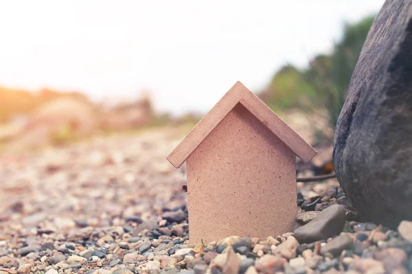Bir ev ahşap bir rakam şeklinde