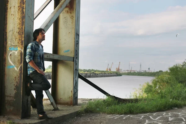 Sanayi bölgesi içinde bir sakallı