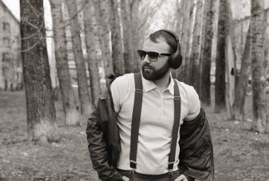 tek renkli sakallı adam Park müzik dinle