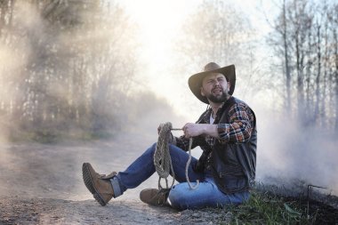 Bir kovboy yolda kalın bir duman