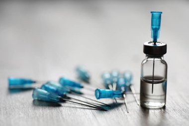 Ampül ve iğneler üzerinden bir tıbbi şırınga