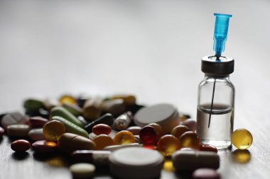 Ampül ve iğneler üzerinden bir tıbbi şırınga