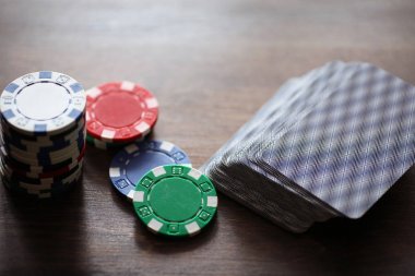 Ahşap bir masaya fiş kullanarak kart oyunu