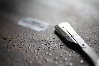 Ahşap arka planda tıraş aksesuarları