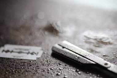 Ahşap arka planda tıraş aksesuarları