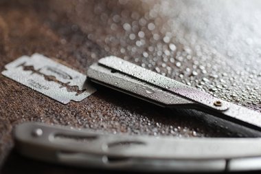 Ahşap arka planda tıraş aksesuarları