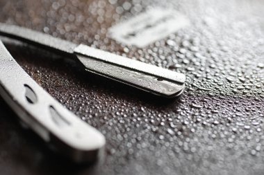 Ahşap arka planda tıraş aksesuarları