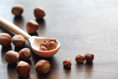 ahşap bir masa üzerine fındık