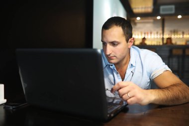 Dizüstü çalışan Ermeni yakışıklı adam