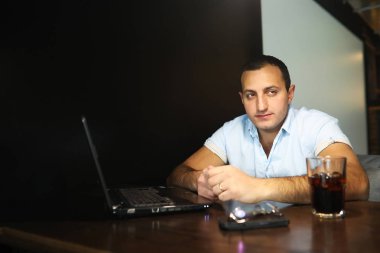 Dizüstü çalışan Ermeni yakışıklı adam