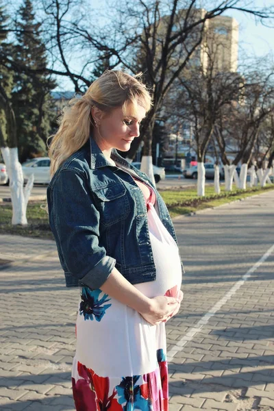 Schwangere läuft im Frühling durch den Stadtpark — Stockfoto